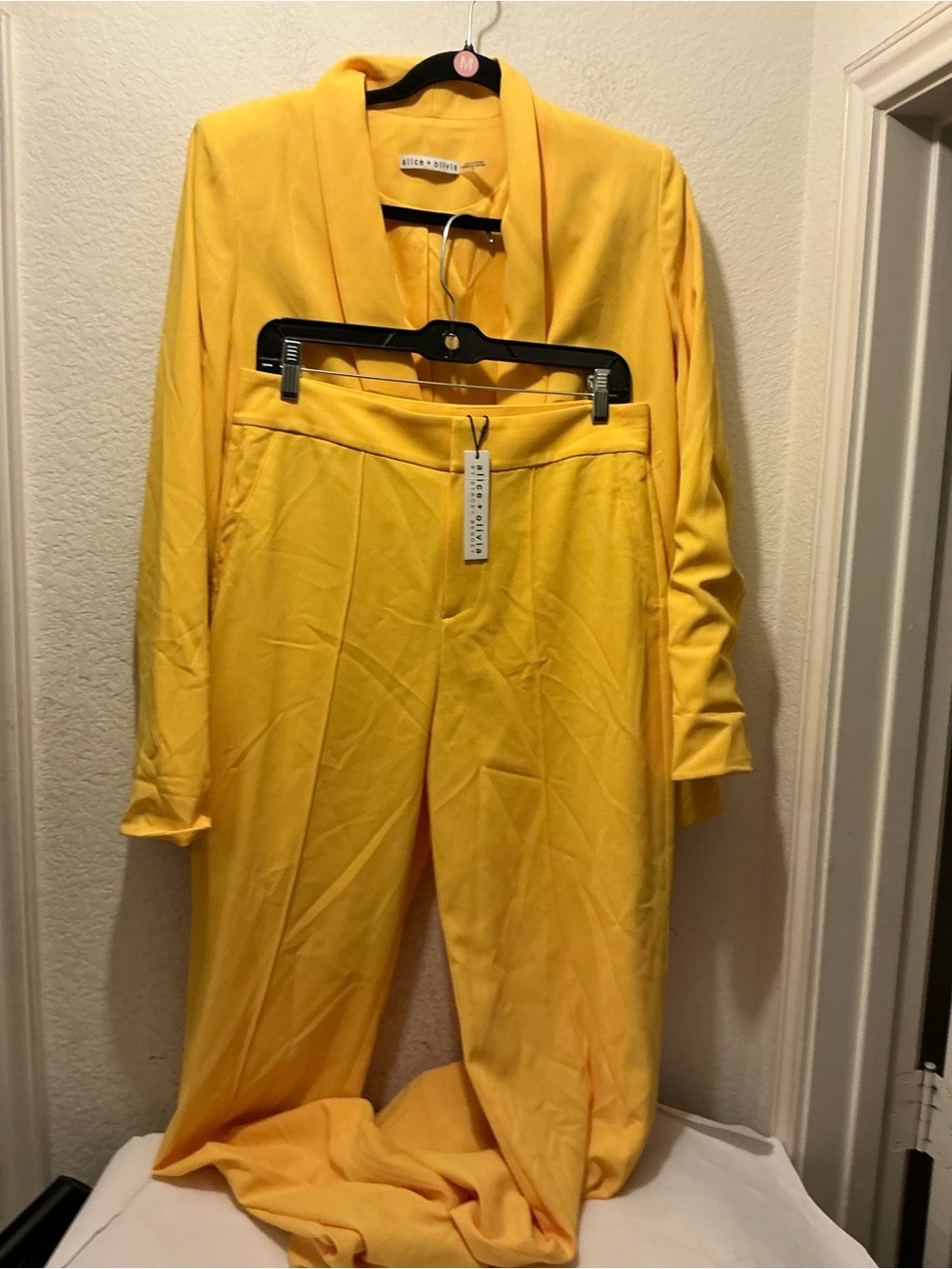 New Alice + Olivia Skye Boxy Blazer pants suit Size 10 golden rod color